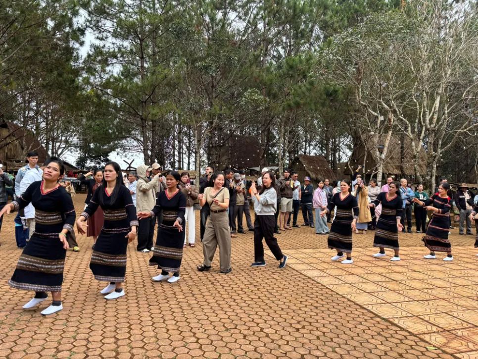 Du khách hòa mình cùng biểu diễn múa xoang với các nghệ nhân