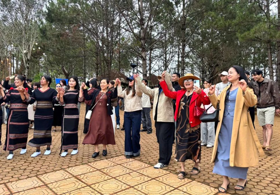 Du khách nắm chặt tay nghệ nhân, cùng nhau nhảy theo tiếng chiêng