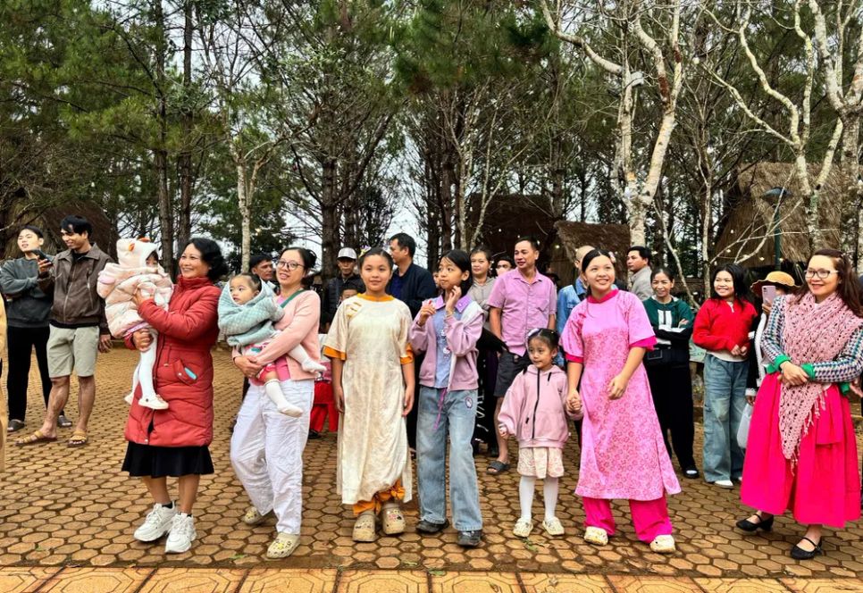 Du khách thích thú xem biểu diễn lễ hội đường phố