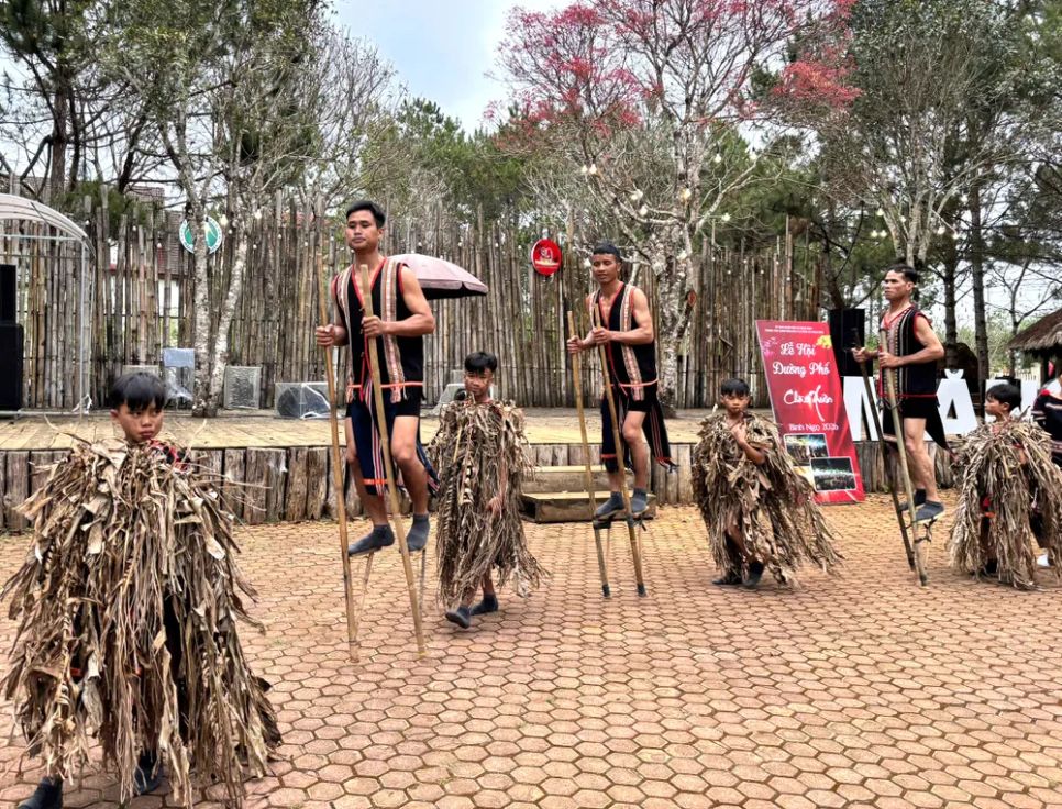 Nghệ nhân biểu diễn đi cà kheo