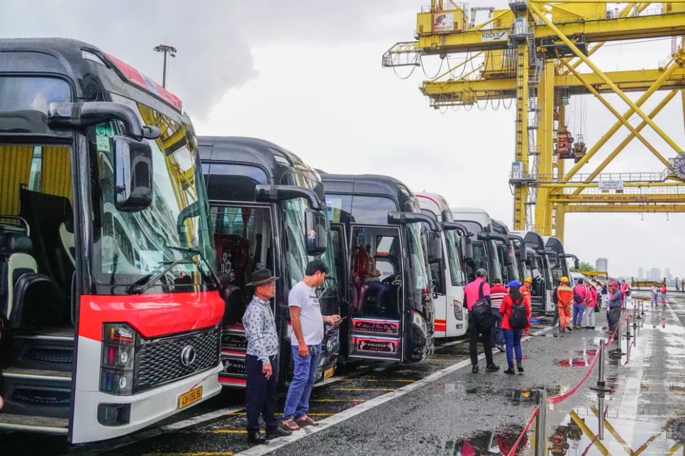 Các đơn vị du lịch bố trí xe chờ sẵn để đón khách. Ảnh: XUÂN QUỲNH