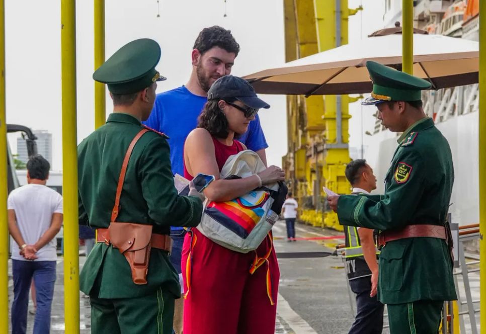 Cán bộ Trạm Biên phòng cửa khẩu cảng kiểm tra, đối chiếu thông tin du khách theo quy định. Ảnh: XUÂN QUỲNH