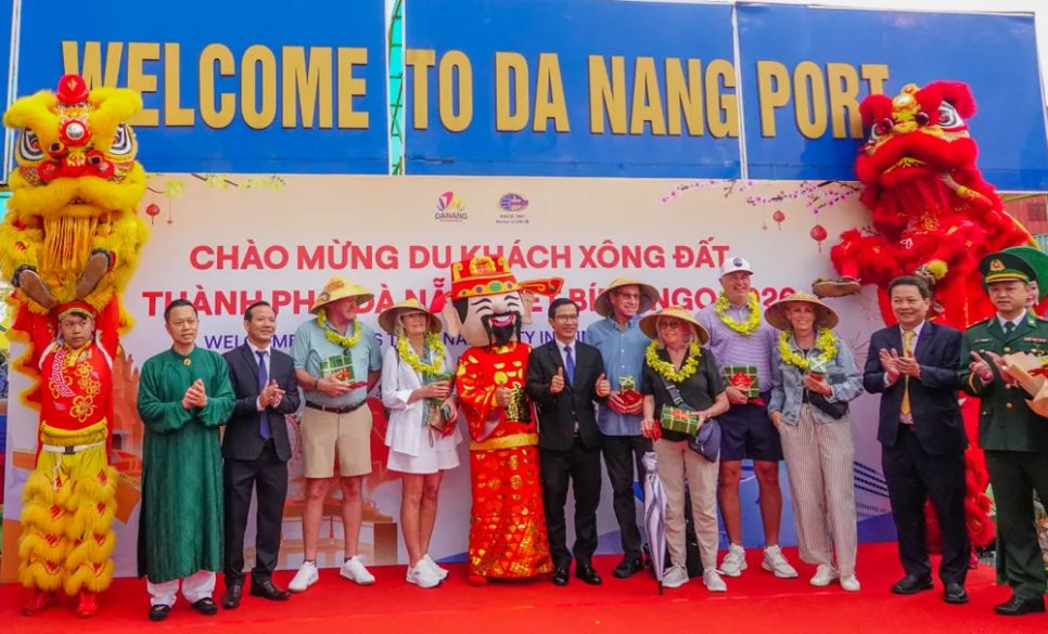 Ngành du lịch trao quà lưu niệm cho du khách. Ảnh: XUÂN QUỲNH