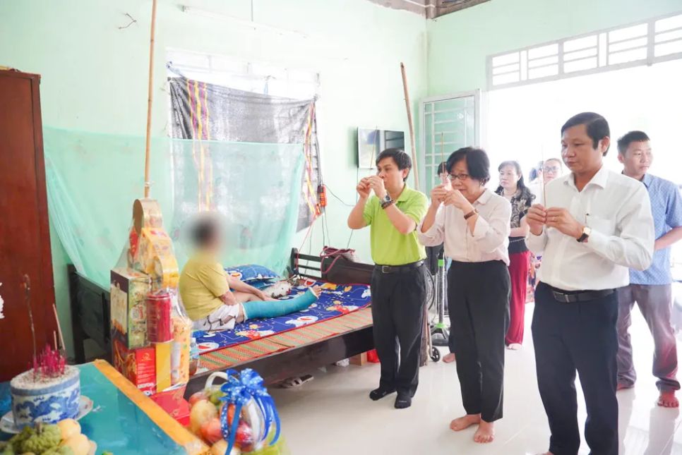 Bệnh viện Chợ Rẫy thăm và trao tặng kỷ niệm chương Vì sức khỏe nhân dân đến gia đình người hiến tạng