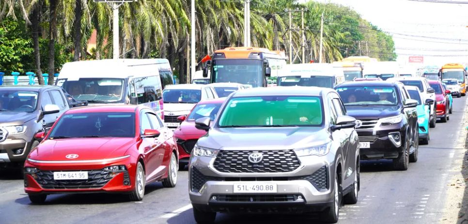 Dòng xe ùn ùn đi trên quốc lộ 51 hướng về các bãi biển phía Đông của TPHCM du xuân Dòng xe ùn ùn đi trên quốc lộ 51 hướng về các bãi biển phía Đông của TPHCM du xuân