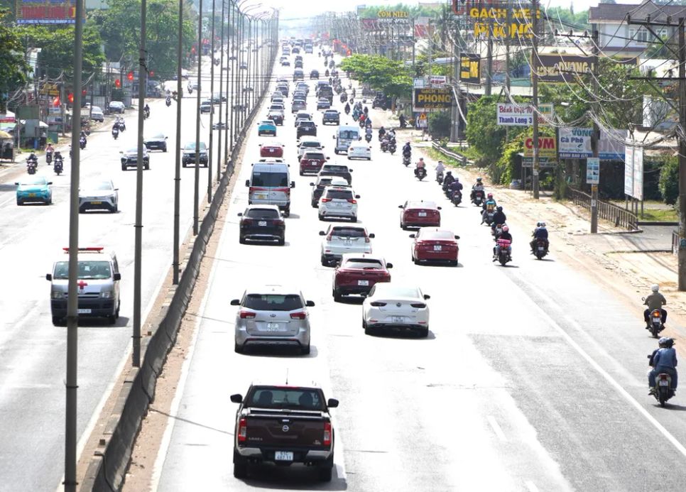 Xe cộ nối đuôi nhau hướng về các bãi biển của TPHCM Xe cộ nối đuôi nhau hướng về các bãi biển của TPHCM