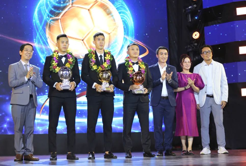 Ông Nguyễn Thành Lợi (bìa trái), Trưởng Ban tổ chức QBV Việt Nam 2024, Phó TBT Thường trực Báo SGGP, và 3 danh hiệu QBV Futsal 2024. Ông Nguyễn Thành Lợi (bìa trái), Trưởng Ban tổ chức QBV Việt Nam 2024, Phó TBT Thường trực Báo SGGP, và 3 danh hiệu QBV Futsal 2024.