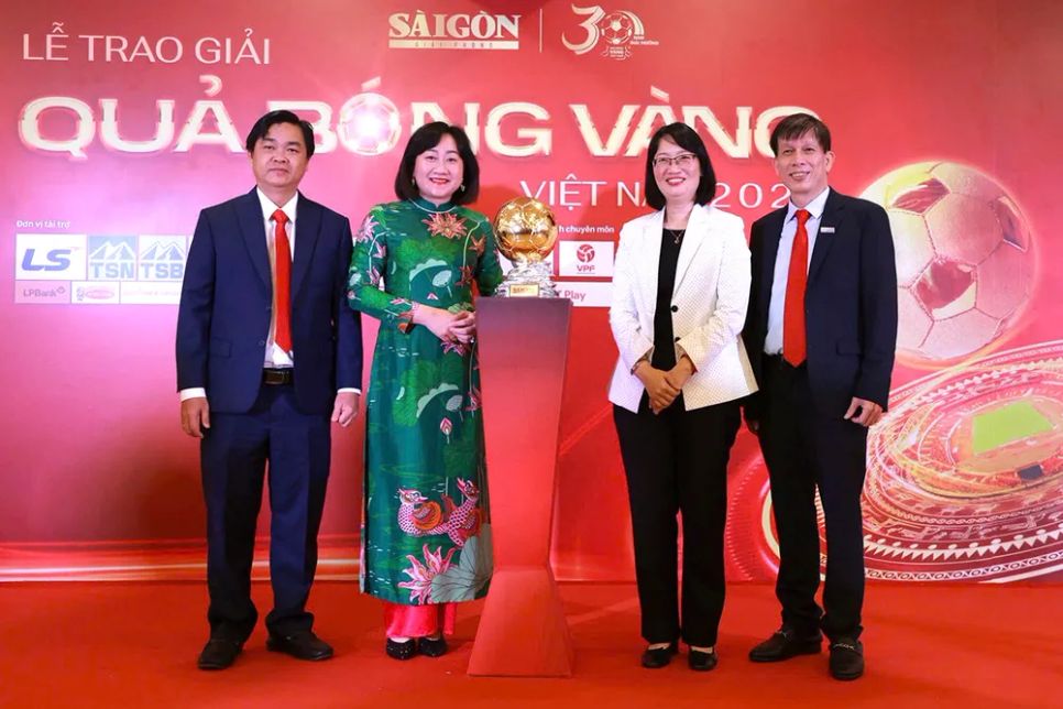 Phó Chủ tịch UBND TPHCM bà Trần Thị Diệu Thúy (thứ hai từ phải qua); ông Lê Văn Minh, Phó Trưởng ban Thường trực Ban Tuyên giáo và Dân vận Thành ủy TPHCM (bìa trái); ông Nguyễn Khắc Văn, Quyền Tổng Biên tập Báo SGGP, Trưởng Ban tổ chức (bìa phải); bà Bùi Thị Hồng Sương, Phó TBT Báo SGGP, Phó Trưởng Ban tổ chức (thứ hai từ trái qua) tại buổi lễ trao giải QBV Việt Nam 2025. Phó Chủ tịch UBND TPHCM bà Trần Thị Diệu Thúy (thứ hai từ phải qua); ông Lê Văn Minh, Phó Trưởng ban Thường trực Ban Tuyên giáo và Dân vận Thành ủy TPHCM (bìa trái); ông Nguyễn Khắc Văn, Quyền Tổng Biên tập Báo SGGP, Trưởng Ban tổ chức (bìa phải); bà Bùi Thị Hồng Sương, Phó TBT Báo SGGP, Phó Trưởng Ban tổ chức (thứ hai từ trái qua) tại buổi lễ trao giải QBV Việt Nam 2025.