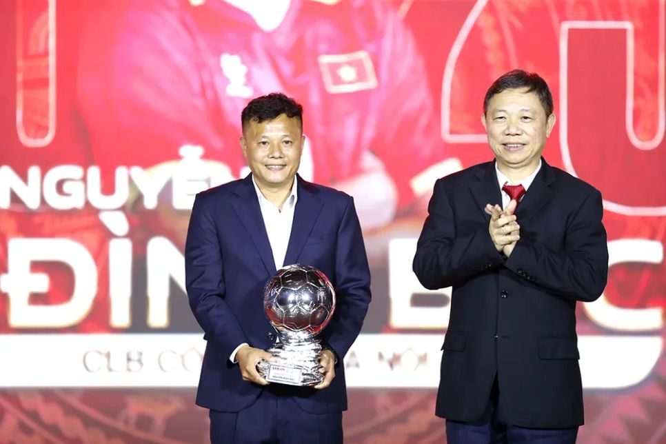 Trưởng Ban Tuyên giáo và Dân vận Thành ủy TPHCM ông Dương Anh Đức, trao danh hiệu Quả bóng bạc nam 2025 cho đại diện của cầu thủ Nguyễn Đình Bắc. Trưởng Ban Tuyên giáo và Dân vận Thành ủy TPHCM ông Dương Anh Đức, trao danh hiệu Quả bóng bạc nam 2025 cho đại diện của cầu thủ Nguyễn Đình Bắc.