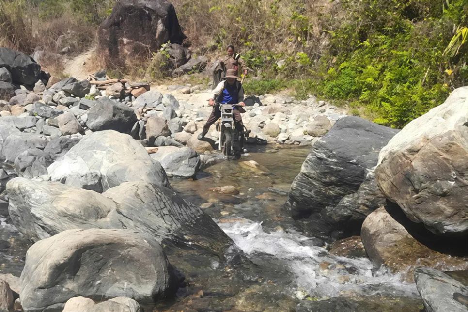 Đường lên vườn sâm phải băng qua khe suối đá