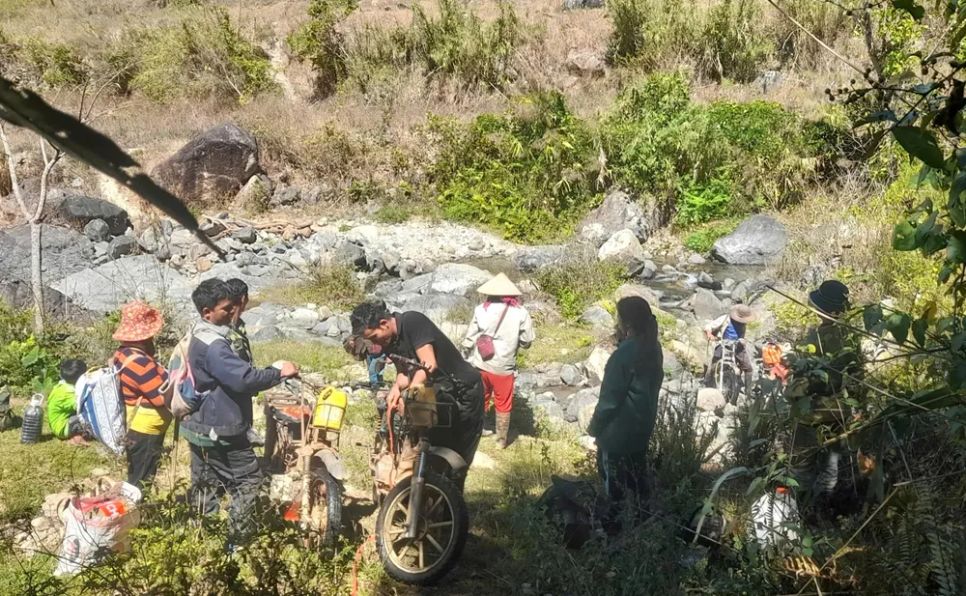 Nhóm hộ trồng sâm nghỉ ngơi dọc đường