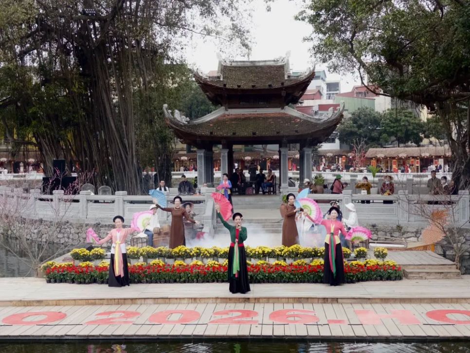 Hoạt động biểu diễn tại khu vực hồ Văn Hoạt động biểu diễn tại khu vực hồ Văn