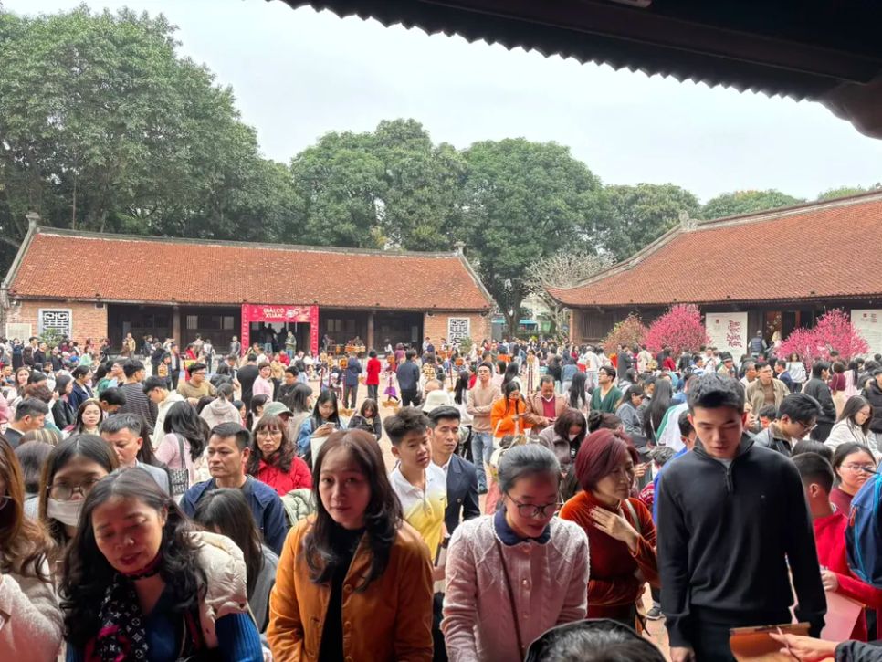 Nhiều bạn trẻ và gia đình tới đây xin chữ đầu năm Nhiều bạn trẻ và gia đình tới đây xin chữ đầu năm