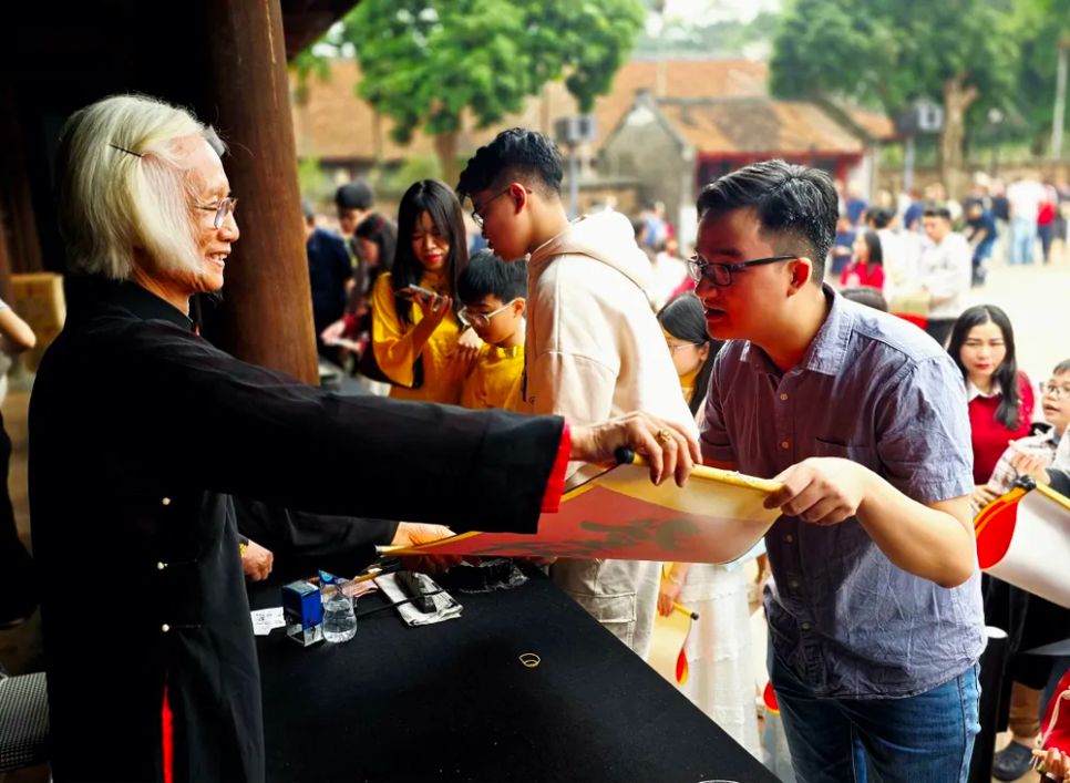 Xin chữ đầu năm là hoạt động được nhiều gia đình duy trì. Ảnh: VMQTG Xin chữ đầu năm là hoạt động được nhiều gia đình duy trì. Ảnh: VMQTG