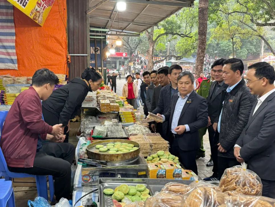 Đoàn công tác kiểm tra thực tế hoạt động kinh doanh, niêm yết giá tại khu dịch vụ phục vụ tại lễ hội Đoàn công tác kiểm tra thực tế hoạt động kinh doanh, niêm yết giá tại khu dịch vụ phục vụ tại lễ hội
