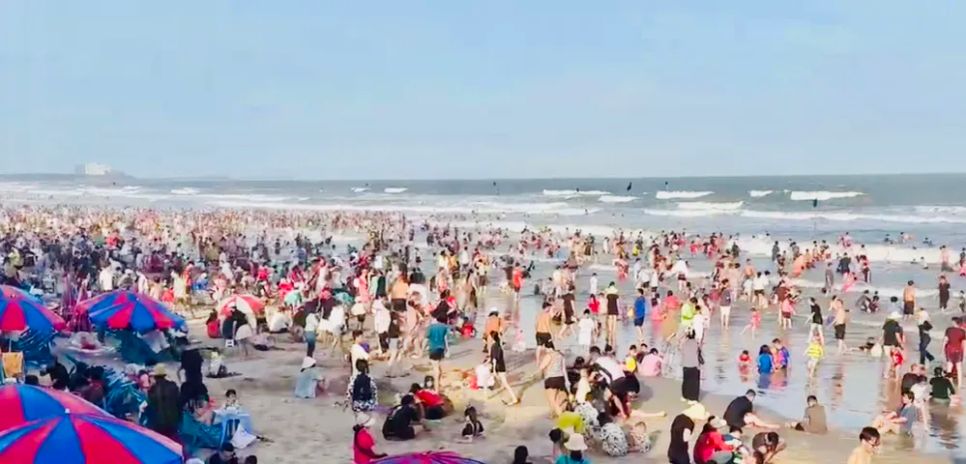 Biển Bãi Sau ken đặc khách tắm biển trong chiều mùng 3 Tết Nguyên đán. Ảnh: QUANG VŨ