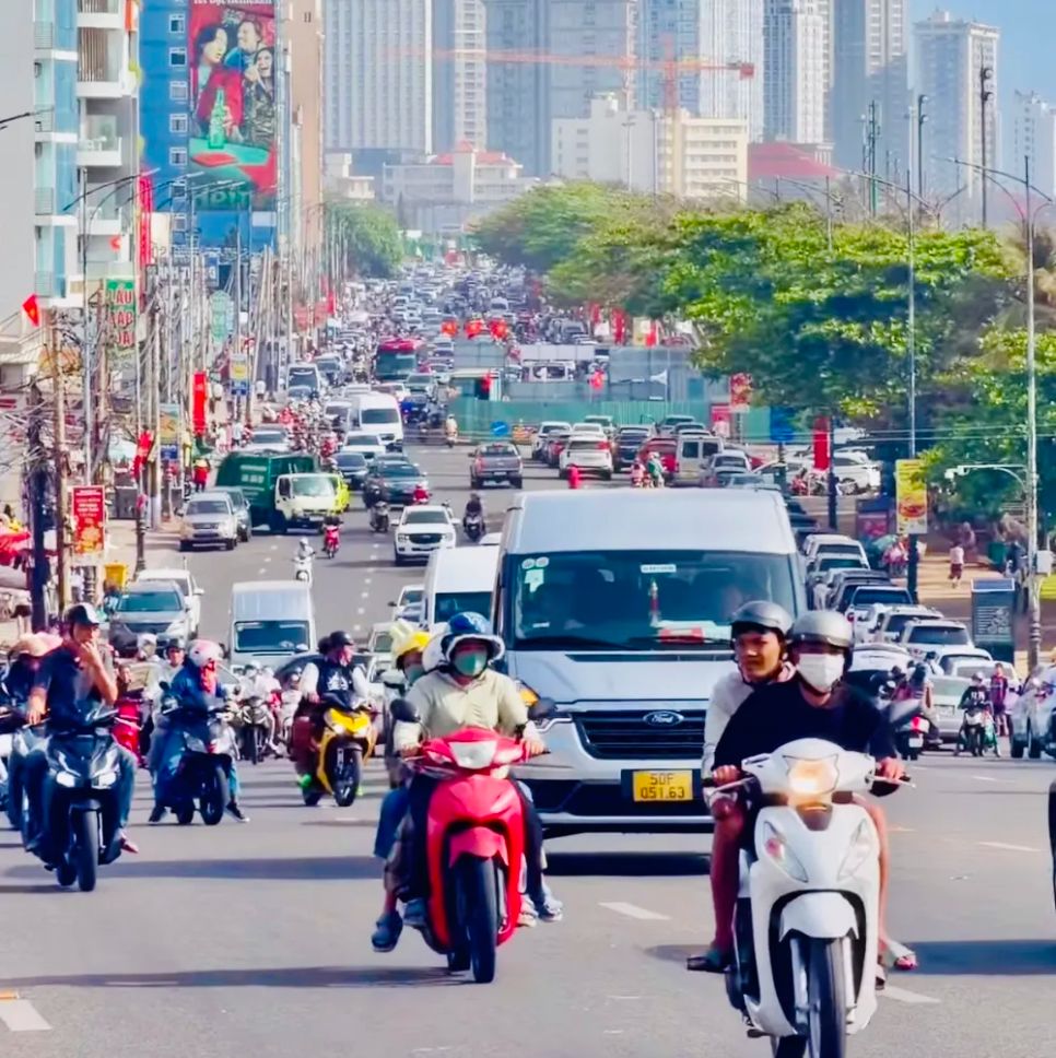 Các phương tiện lưu thông dày đặc trên đường Thùy Vân sáng mùng 3 Tết. Ảnh: QUANG VŨ