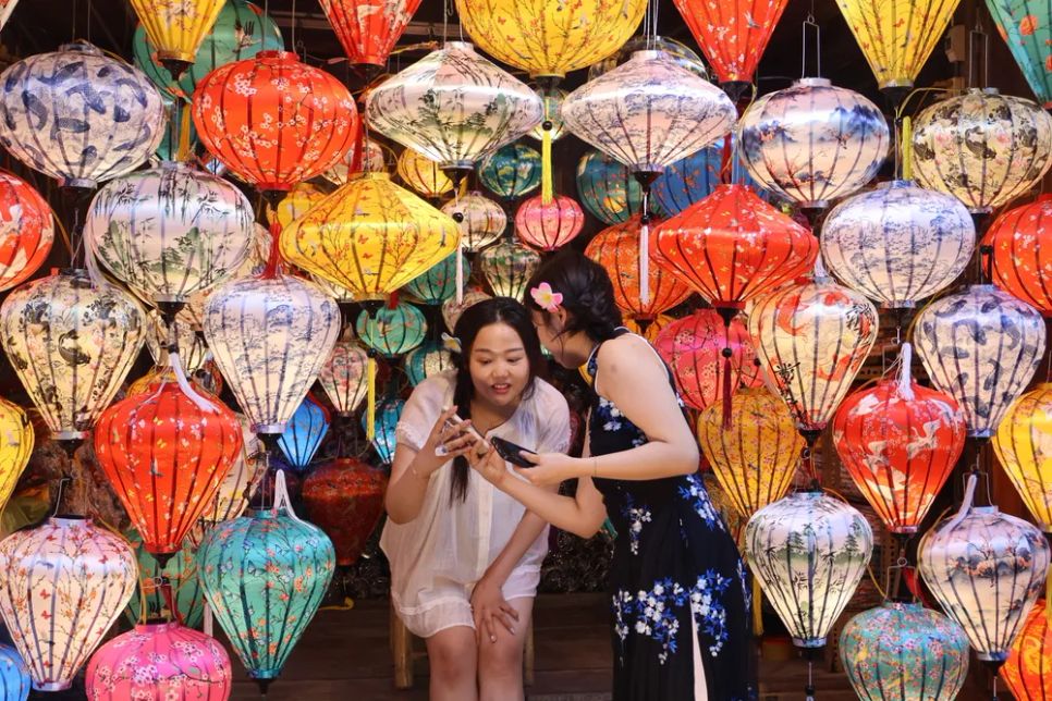 Đèn lồng đầy màu sắc trở thành điểm check-in lý tưởng