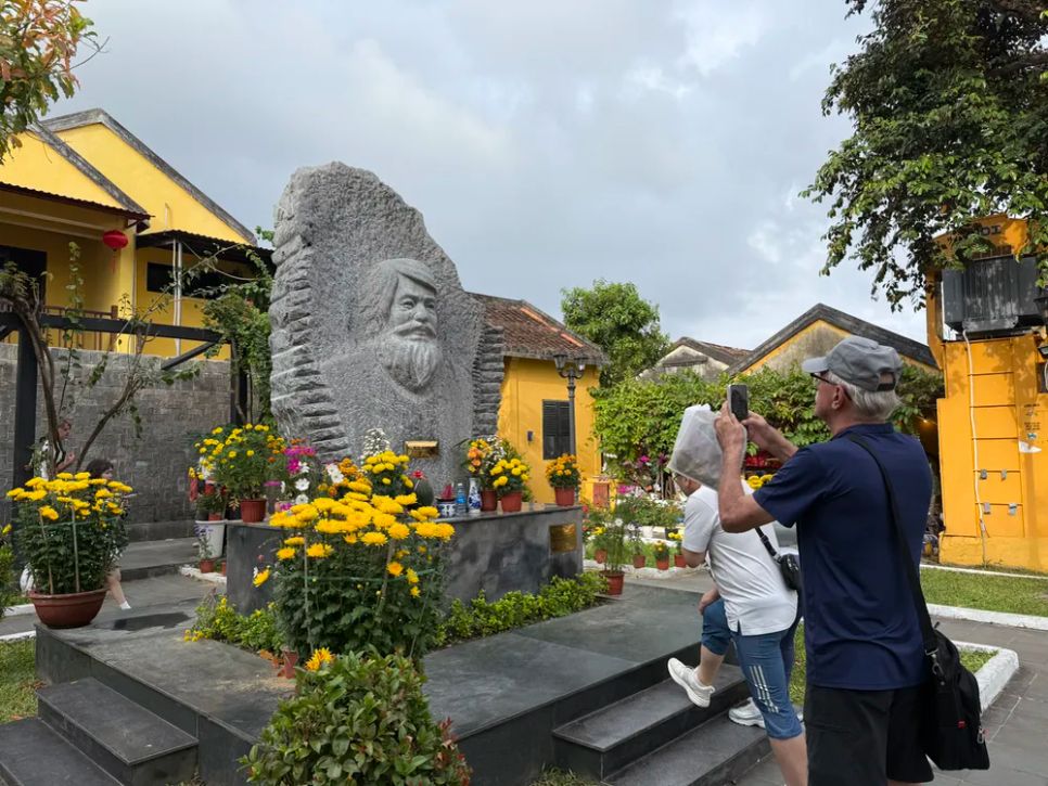 Du khách tham quan và tìm hiểu tượng KTS Kazik - người đóng góp lớn trong việc hồi sinh và đưa thương hiệu phố cổ Hội An ra thế giới. Ảnh: NGUYỄN CƯỜNG
