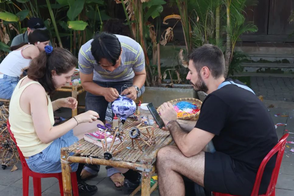 Du khách trải nghiệm làm đèn lồng truyền thống của Hội An
