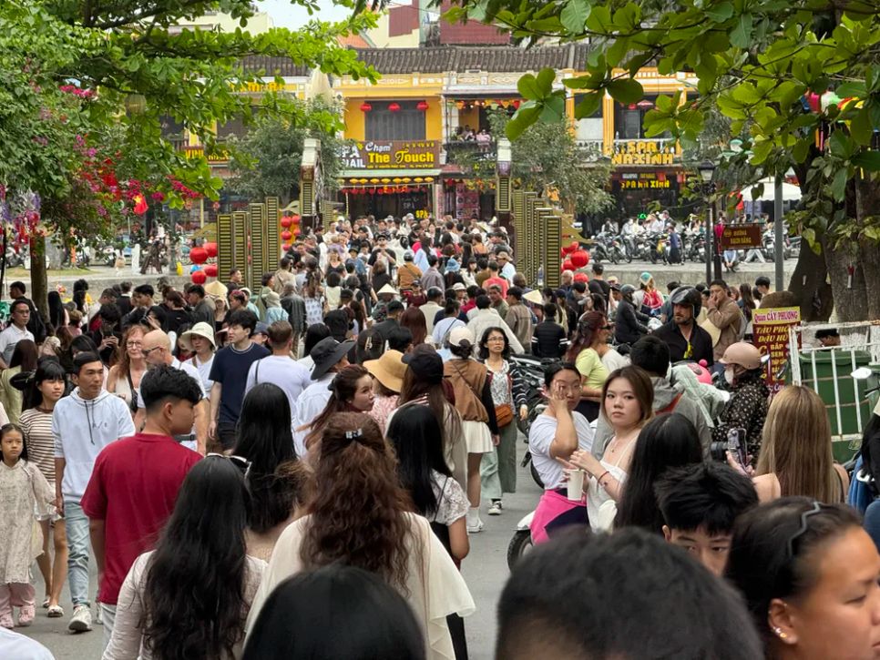 Đường Châu Thượng Văn dẫn lên cầu An Hội chật kín du khách. Ảnh: NGUYỄN CƯỜNG