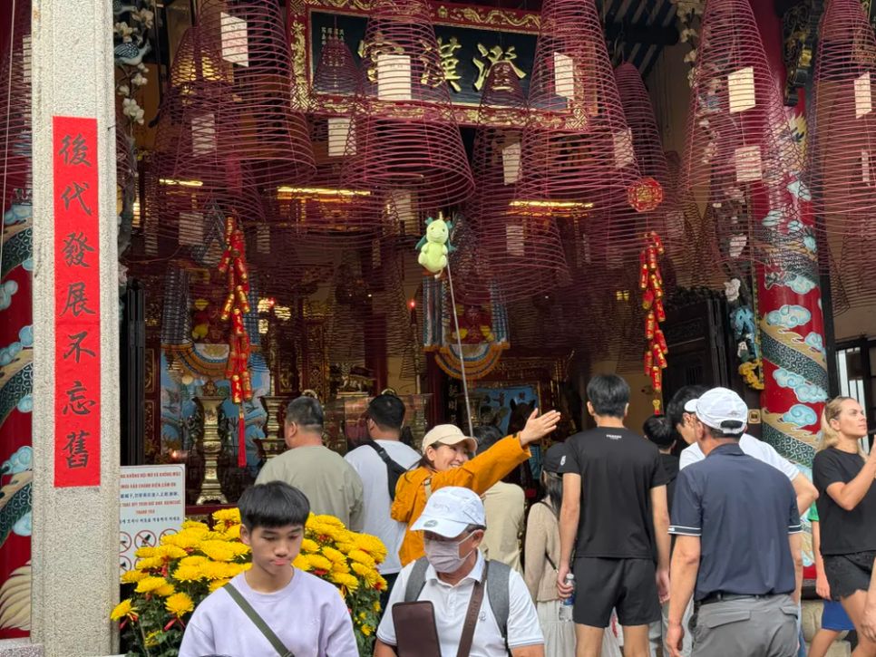 Hội quán Quảng Đông trên đường Trần Phú thu hút người dân và du khách đến tham quan. Ảnh: NGUYỄN CƯỜNG