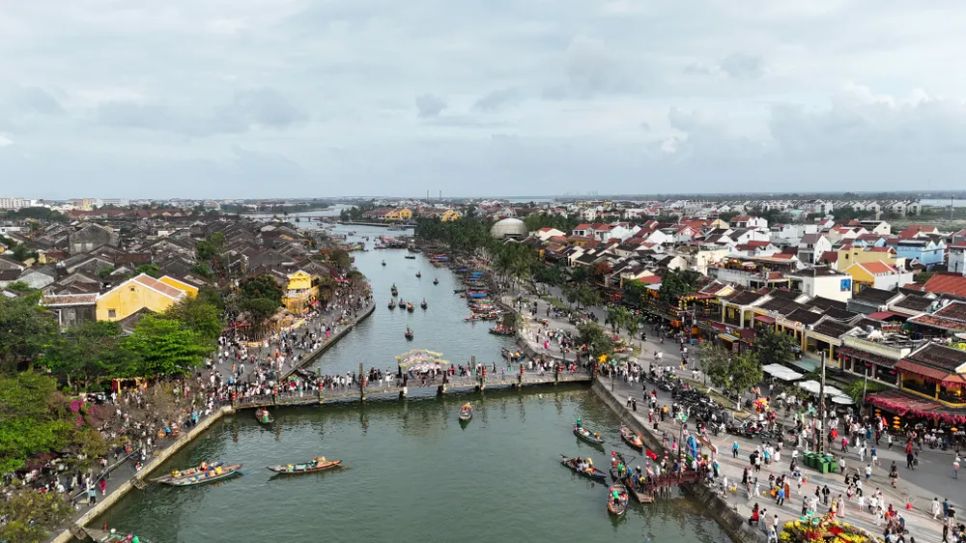 Phố cổ Hội An bên dòng sông Hoài nhìn từ trên cao. Ảnh: NGUYỄN CƯỜNG