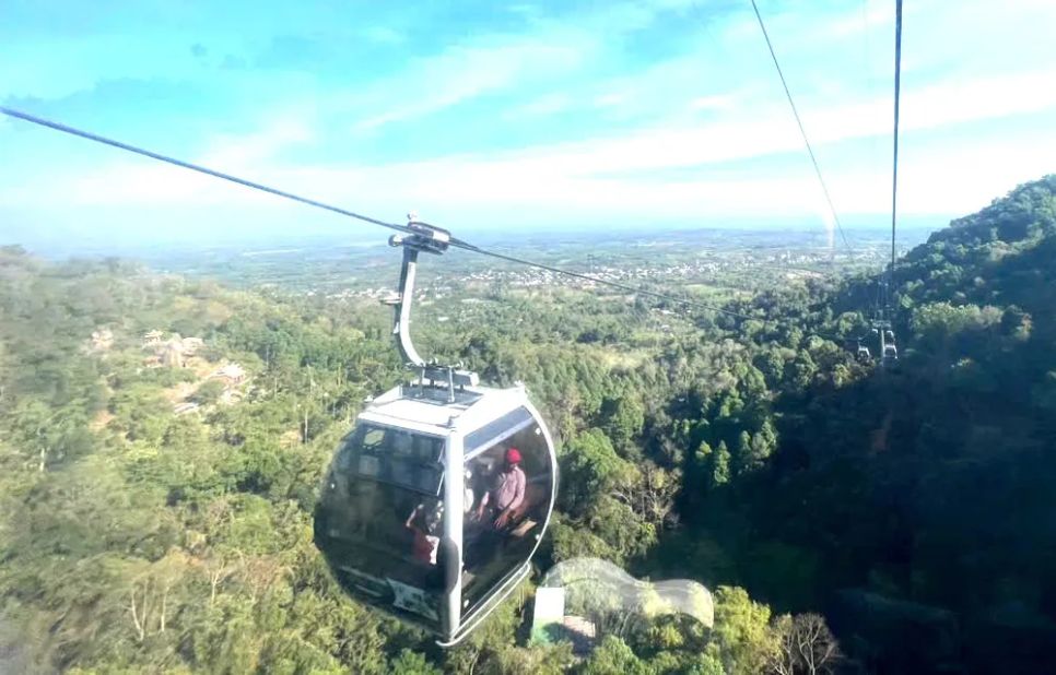 Du khách lên đỉnh núi Chứa Chan thông qua hệ thống cáp treo