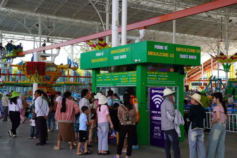 Người dân TPHCM rộn ràng du Xuân ngày mùng 3 Tết Người dân TPHCM rộn ràng du Xuân ngày mùng 3 Tết