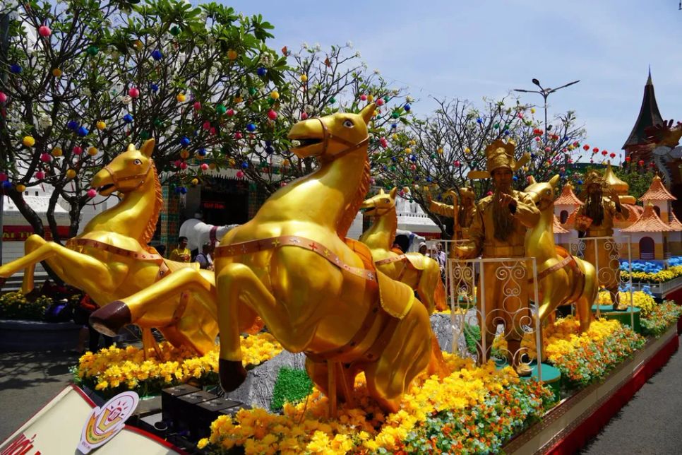 Người dân TPHCM rộn ràng du Xuân ngày mùng 3 Tết Người dân TPHCM rộn ràng du Xuân ngày mùng 3 Tết