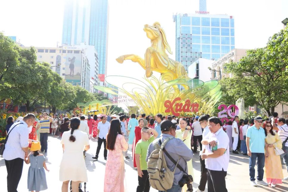 Người dân TPHCM rộn ràng du Xuân ngày mùng 3 Tết Người dân TPHCM rộn ràng du Xuân ngày mùng 3 Tết