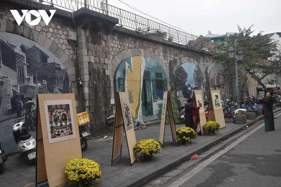 <p>Các chương trình bích họa, triển lãm thu hút đông đảo người dân, du khách. Dãy vòm cầu đoạn Phùng Hưng – trọng tâm nghiên cứu cải tạo được đề xuất phát triển thành không gian văn hóa, thương mại, dịch vụ, du lịch.</p>