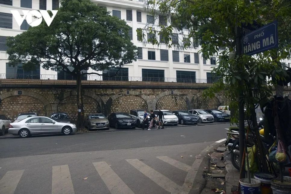 <p>Dọc vỉa hè tuyến phố Phùng Hưng chủ yếu là điểm trông giữ phương tiện, tiềm năng chưa được phát huy tương xứng</p>