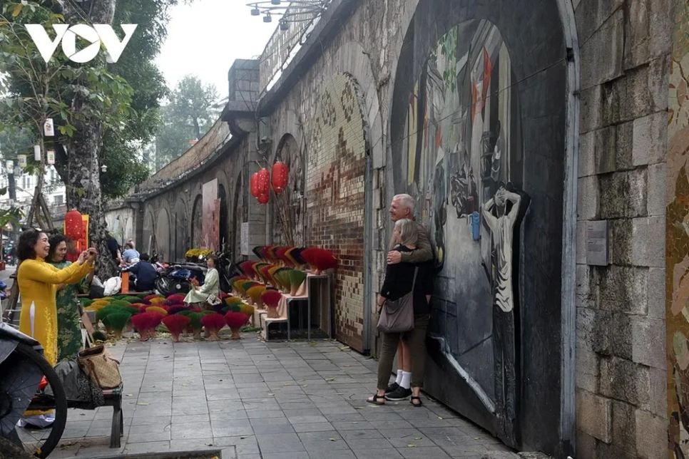 <p>Những năm gần đây, hoạt động nghệ thuật cộng đồng tại vòm cầu Phùng Hưng trở thành điểm thu hút du khách</p>