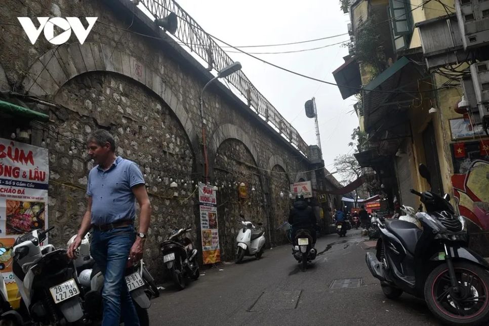 <p>Những nhịp vòm liên tiếp tạo nên không gian kiến trúc đặc trưng.</p>