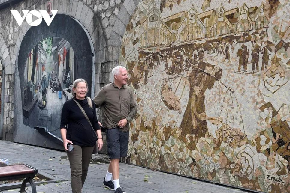 <p>Thành phố Hà Nội đang xem xét phương án phát triển không gian tại khu vực vòm cầu. Các sở, ngành và nhà đầu tư khảo sát thực địa, tổ chức nghiên cứu.</p>