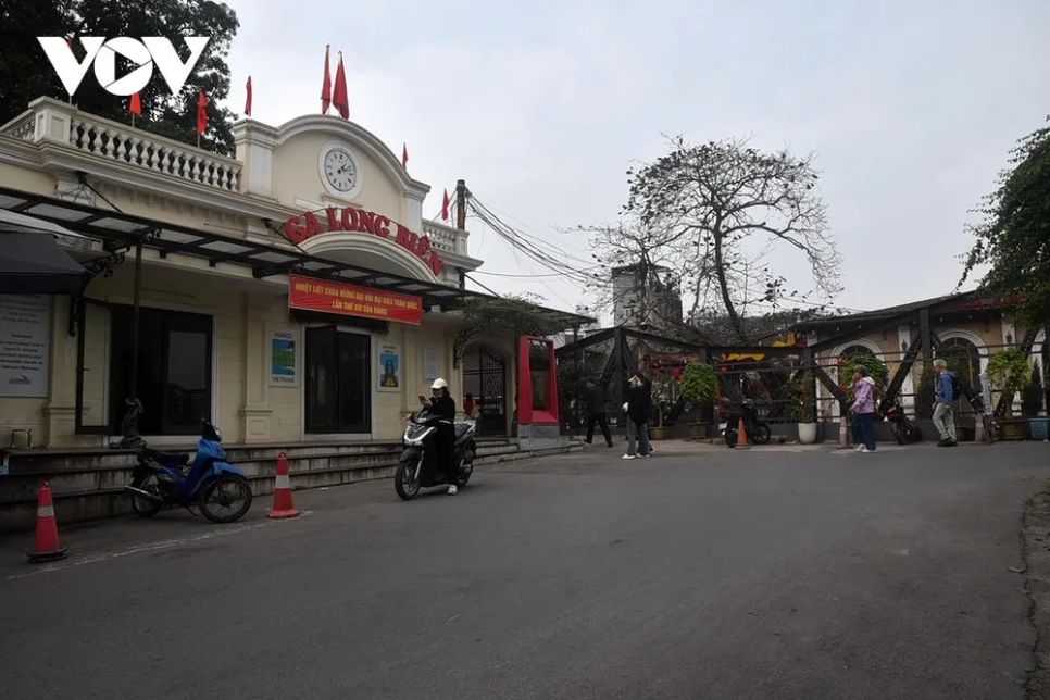 <p>Từ Ga Long Biên, dải vòm cầu đá kéo dài dưới chân cầu Long Biên vắt qua hơn một thế kỷ song hành cùng nhịp sống đô thị.</p>