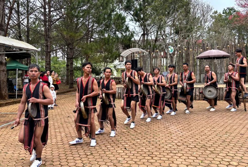 Tưng bừng Lễ hội đường phố Măng Đen