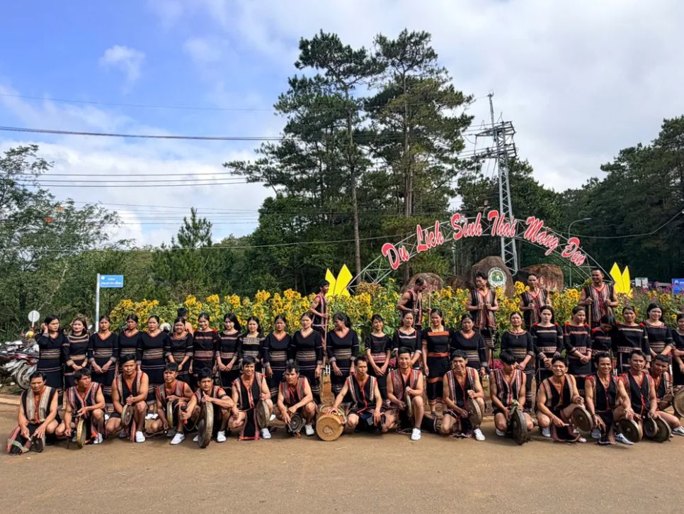 Tưng bừng Lễ hội đường phố Măng Đen