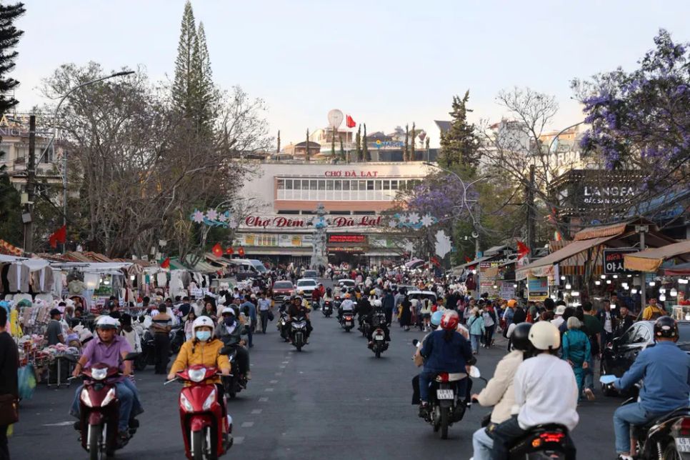 Chợ Đà Lạt nhộn nhịp chiều mùng 3 Tết