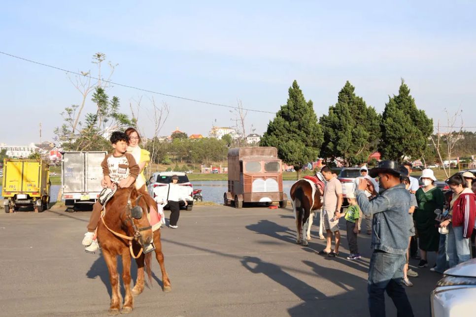 Dịch vụ chụp hình cùng ngựa tiếp tục được nhiều gia đình và nhóm bạn lựa chọn, góp phần tạo thêm trải nghiệm thú vị trong hành trình du xuân