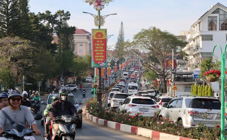 Dòng phương tiện nối đuôi di chuyển trên đường Ba Tháng Tư vào trung tâm Đà Lạt chiều mùng 3 Tết