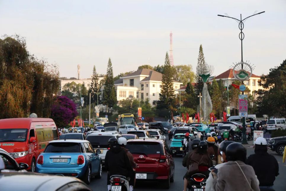 Dù lượng phương tiện tăng cao so với ngày thường nhưng các phương tiện vẫn có thể di chuyển chậm qua các nút giao tại Đà Lạt
