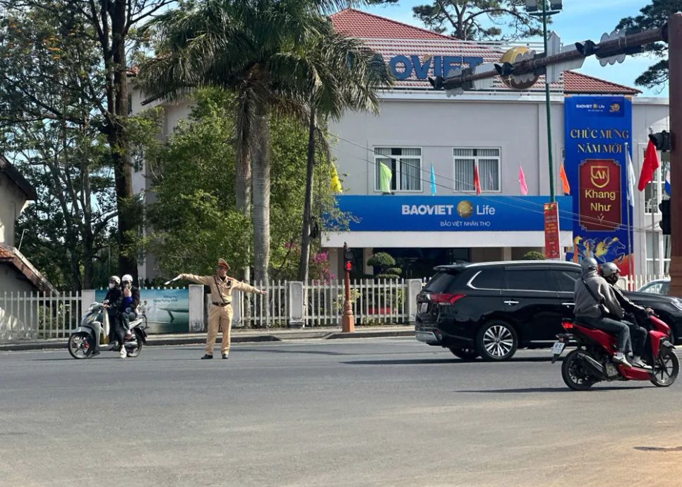 Lực lượng cảnh sát giao thông duy trì công tác điều tiết tại các nút giao để người dân di chuyển thuận lợi