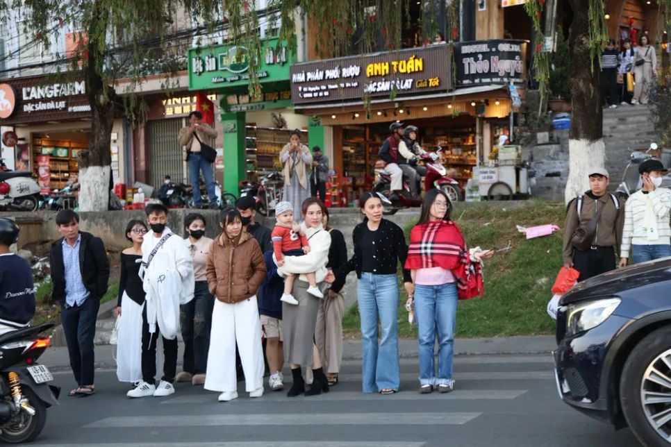 Nhóm du khách di chuyển qua đường tại khu Hoà Bình, phường Xuân Hương - Đà Lạt