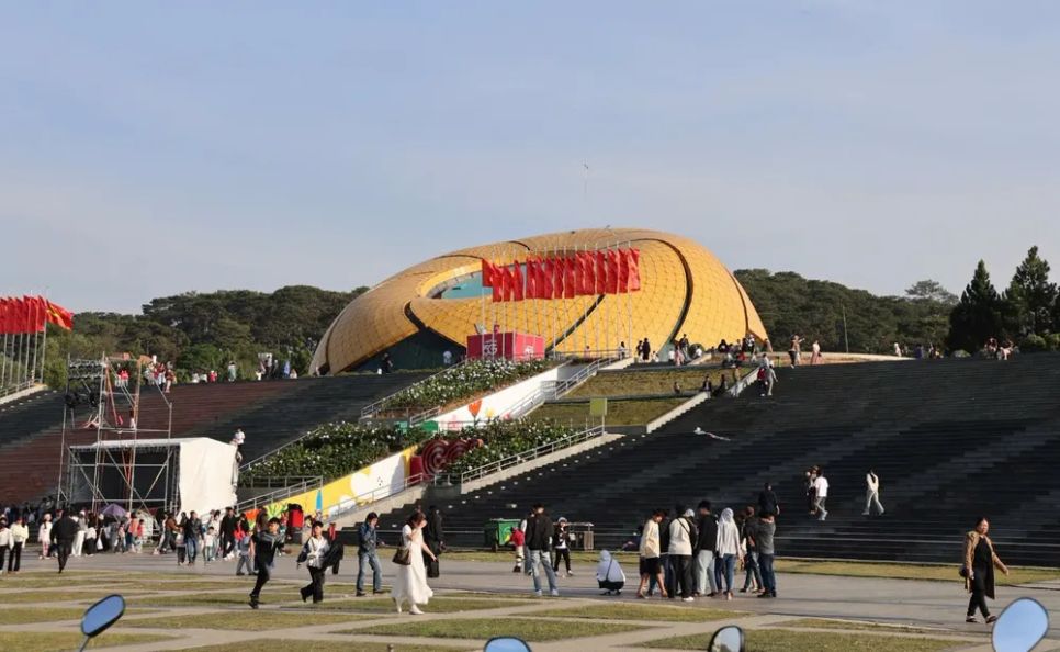 Quảng trường Lâm Viên được nhiều người dân và du khách tới tham quan