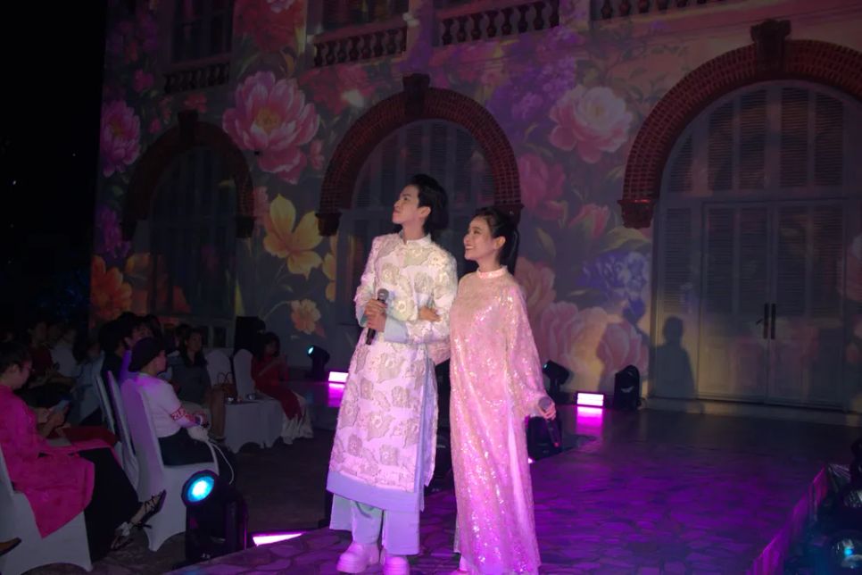 Các ca sĩ trình diễn trong chương trình. Ảnh: QUANG VŨ