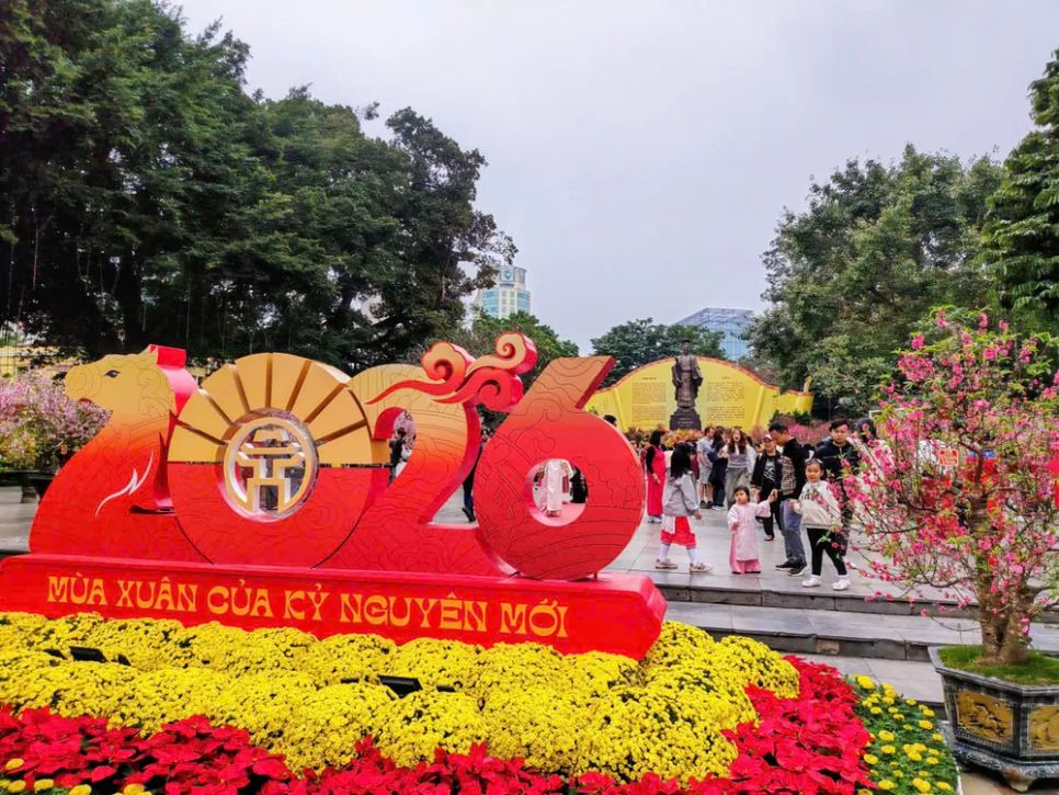 Vườn đào bên tượng đài Vua Lý Thái Tổ hồ Gươm thu hút du khách