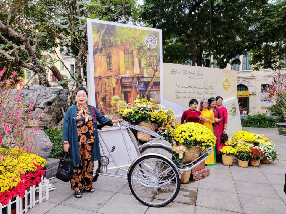 Vườn đào bên tượng đài Vua Lý Thái Tổ hồ Gươm thu hút du khách