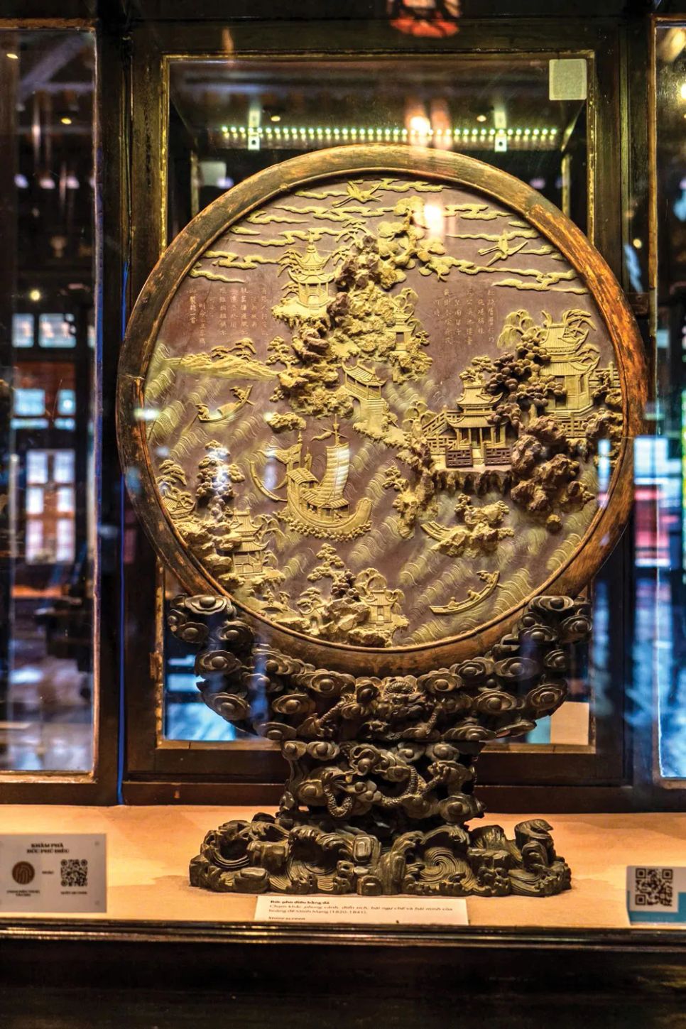 Bức phù điêu bằng đá - một trong những cổ vật Triều Nguyễn (1802-1945) trưng bày tại Bảo tàng cổ vật cung đình Huế có gắn chip NFC.